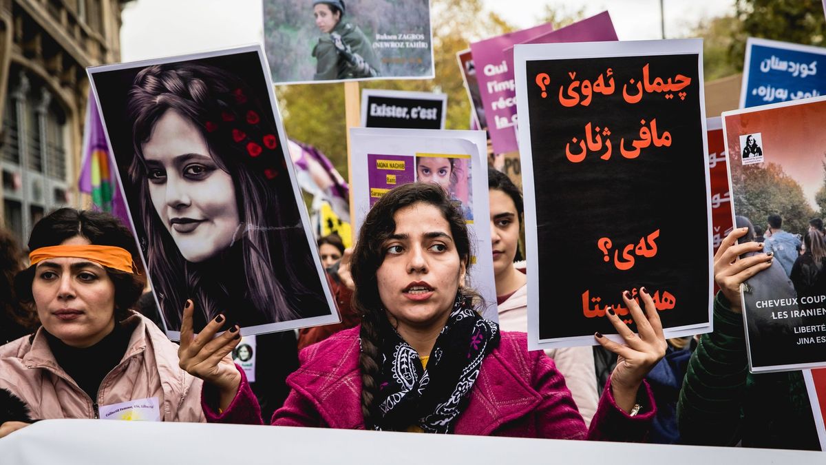Hezké dívky berou stranou. Poté je íránští věznitelé znásilňují